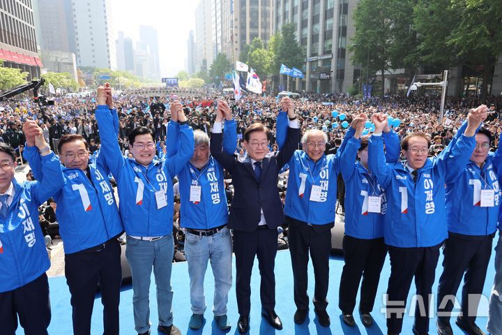 [서울=뉴시스] 조성우 기자 = 이재명 더불어민주당 대통령 후보가 12일 오전 서울 청계광장에서 열린 중앙선거대책위원회 출정식에서 박찬대·윤여준 상임 총괄선대위원장을 비롯한 선대위원장들과 두 팔을 들어올리며 시민들에 인사하고 있다. (공동취재) 2025.05.12. photo@newsis.com