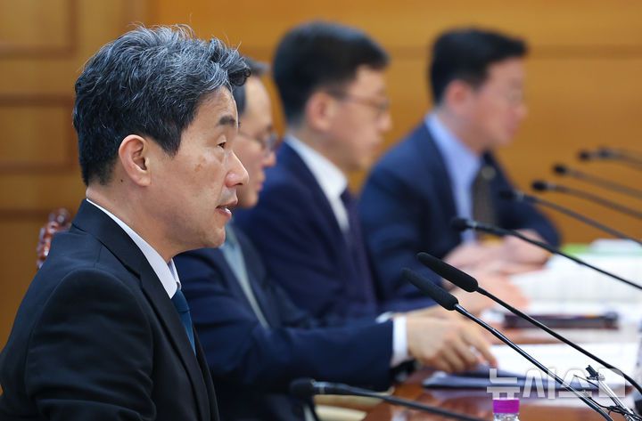 [서울=뉴시스] 최진석 기자 = 이주호 대통령 권한대행 부총리 겸 교육부 장관이 12일 정부서울청사에서 열린 제21대 대통령 선거 대비 공명선거 관계장관회의에 참석하고 있다. 2025.05.12. myjs@newsis.com