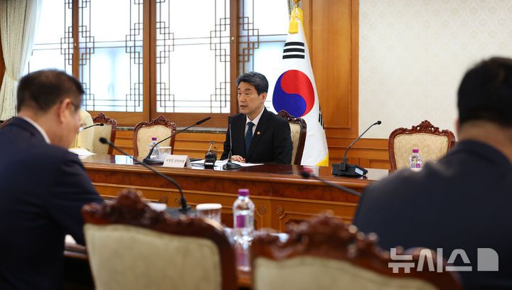 [서울=뉴시스] 최진석 기자 = 이주호 대통령 권한대행 부총리 겸 교육부 장관이 12일 정부서울청사에서 열린 제21대 대통령 선거 대비 공명선거 관계장관회의에서 발언하고 있다. 2025.05.12. myjs@newsis.com