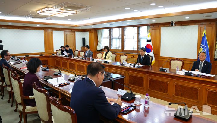 [서울=뉴시스] 최진석 기자 = 이주호 대통령 권한대행 부총리 겸 교육부 장관이 12일 정부서울청사에서 열린 제21대 대통령 선거 대비 공명선거 관계장관회의에서 발언하고 있다. 2025.05.12. myjs@newsis.com