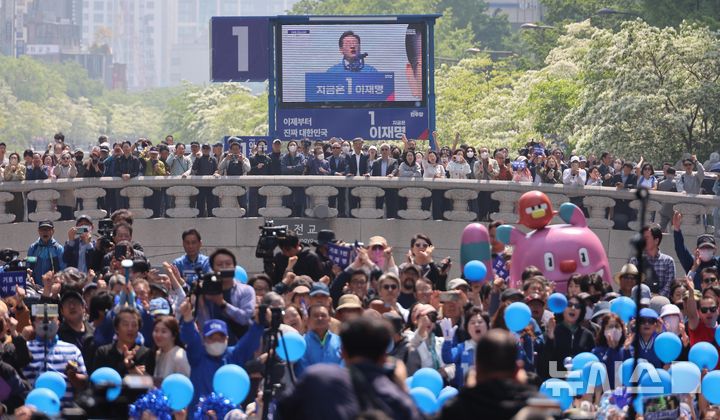 [서울=뉴시스] 조성우 기자 = 제21대 대통령선거 공식 선거운동이 시작된 12일 오전 서울 청계광장에서 시민들이 이재명 더불어민주당 대선후보의 연설을 듣고 있다. (공동취재) 2025.05.12. photo@newsis.com