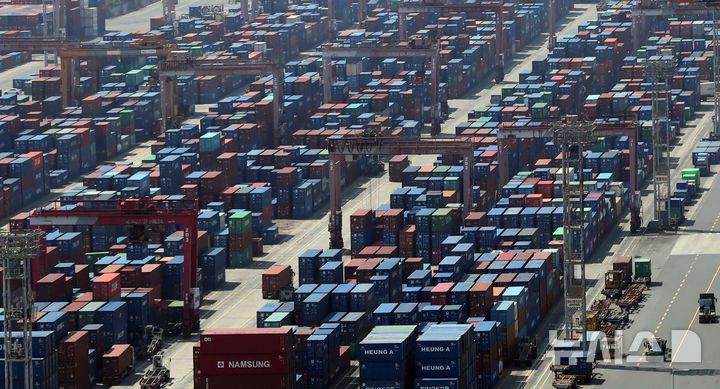 [부산=뉴시스] 하경민 기자 = 12일 부산 남구 신선대부두 야적장에 수출입 컨테이너가 가득 쌓여 있다. 2025.05.12. yulnetphoto@newsis.com