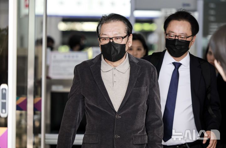 [서울=뉴시스] 정병혁 기자 = 2018년 전국동시지방선거 당시 공천을 대가로 불법 정치자금을 수수한 혐의와 함께 윤석열 전 대통령 부부와의 친분을 과시하며 각종 이권에 개입한 의혹을 받는 무속인 '건진법사' 전성배 씨가 12일 서울 양천구 서울남부지방법원에서 열린 두번째 공판을 마친 뒤 법원을 나서고 있다. 2025.05.12. jhope@newsis.com