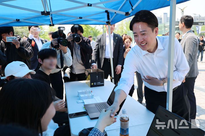 [서울=뉴시스] 권창회 기자 = 제21대 대통령선거 공식 선거운동 첫날인 12일 이준석 개혁신당 대선 후보가 서울 서대문구 연세대학교에서 학생들과 인사하고 있다. 2025.05.12. kch0523@newsis.com