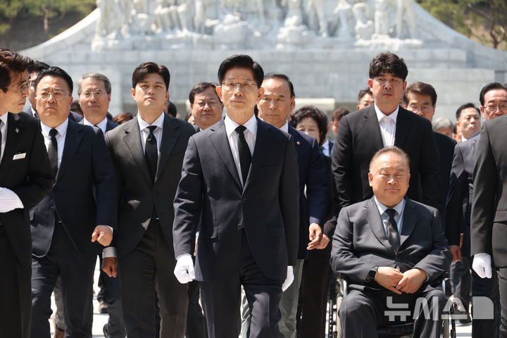 [대전=뉴시스] 고승민 기자 = 김문수 국민의힘 대선 후보가 12일 대전 유성구 국립대전현충원 현충탑 참배를 마치고 나서고 있다. 2025.05.12. kkssmm99@newsis.com