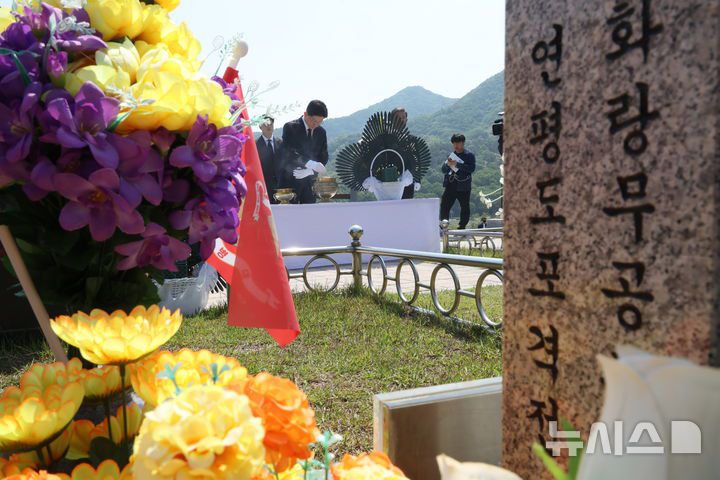 [대전=뉴시스] 고승민 기자 = 김문수 국민의힘 대선 후보가 12일 대전 유성구 국립대전현충원 연평도포격전 전사자 묘역을 찾아 참배를 하고 있다. 2025.05.12. kkssmm99@newsis.com