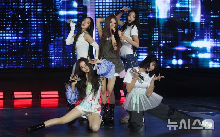 [서울=뉴시스] 김혜진 기자 = 그룹 미야오가 12일 오후 서울 마포구 SBS 프리즘타워에서 열린 첫 EP앨범 '마이 아이즈 오픈 와이드(MY EYES OPEN VVIDE)' 발매 기념 쇼케이스에서 무대를 선보이고 있다.타이틀곡 '드랍탑(DROP TOP)'은 차분함과 경쾌함을 동시에 담아냈으며, 자신만의 시선으로 세상을 향해 나아가는 모습을 감각적으로 풀어낸 곡이다. 2025.05.12. jini@newsis.com