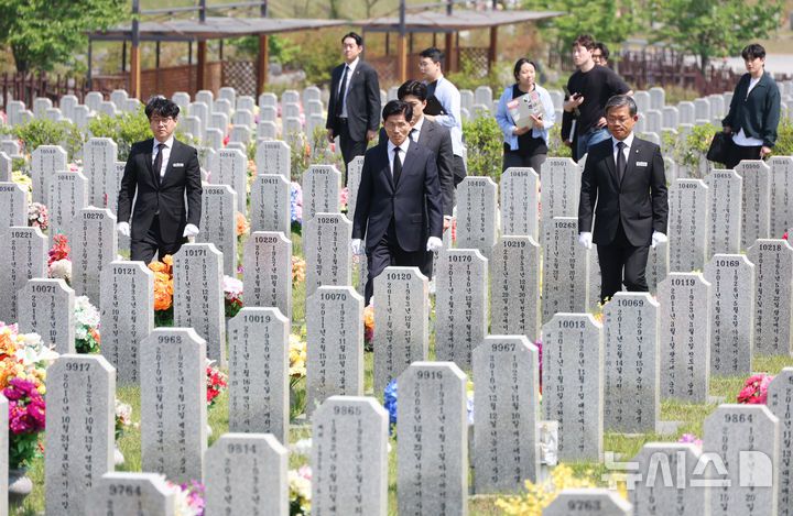 [대전=뉴시스] 고승민 기자 = 김문수 국민의힘 대선 후보가 12일 대전 유성구 국립대전현충원에서 고 한주호 준위 묘역으로 향하고 있다. 2025.05.12. kkssmm99@newsis.com