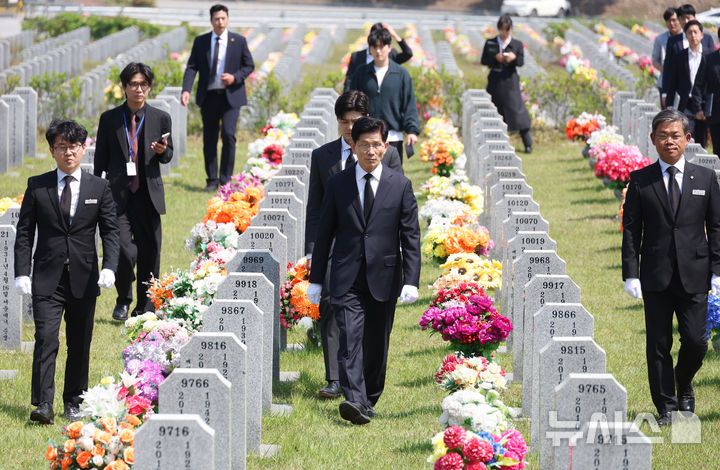 [대전=뉴시스] 고승민 기자 = 김문수 국민의힘 대선 후보가 12일 대전 유성구 국립대전현충원에서 고 한주호 준위 묘역으로 향하고 있다. 2025.05.12. kkssmm99@newsis.com