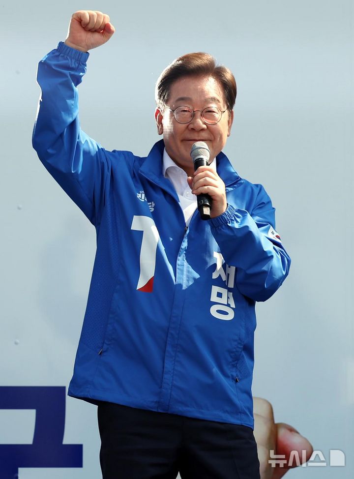 [화성=뉴시스] 조성우 기자 = 이재명 더불어민주당 대선후보가 제21대 대통령선거 공식 선거운동이 시작된 12일 경기 화성시 동탄 센트럴파크 음악분수중앙광장에서 열린 집중유세에서 시민들에게 지지를 호소하고 있다. 2025.05.12. xconfind@newsis.com