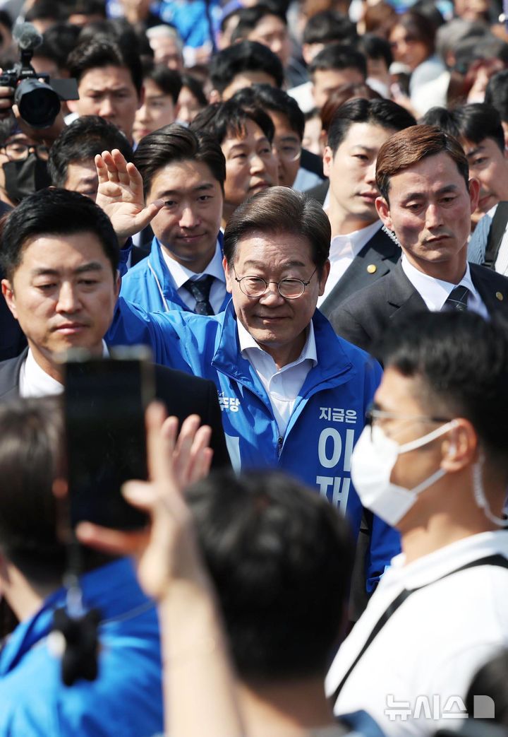 [화성=뉴시스] 조성우 기자 =이재명 더불어민주당 대선후보가 제21대 대통령선거 공식 선거운동이 시작된 12일 경기 화성시 동탄 센트럴파크 음악분수중앙광장에서 열린 집중유세에 참석하고 있다. 2025.05.12. xconfind@newsis.com