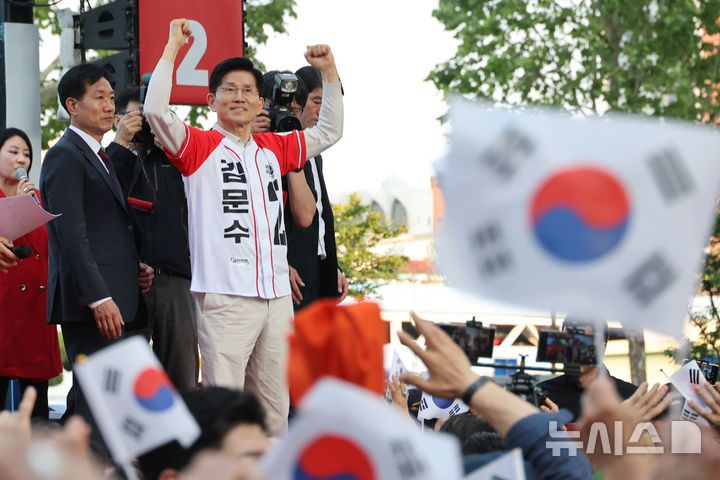 [대구=뉴시스] 고승민 기자 = 김문수 국민의힘 대선후보가 12일 대구 달성로 서문시장에서 시민들에게 지지를 호소하고 있다. (공동취재) 2025.05.12.photo@newsis.com