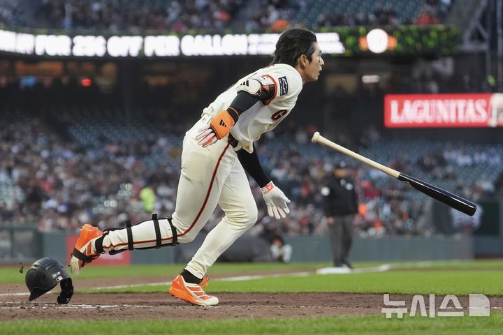 [샌프란시스코=AP/뉴시스] 샌프란시스코 자이언츠의 이정후가 12일(현지 시간) 미 캘리포니아주 샌프란시스코의 오라클 파크에서 열린 2025 메이저리그 애리조나 다이아몬드백스와의 경기 4회 말 우전 안타를 친 후 1루로 달리고 있다. 이정후는 4타수 1안타를 기록했고 샌프란시스코는 1-2로 패했다. 2025.05.13.
