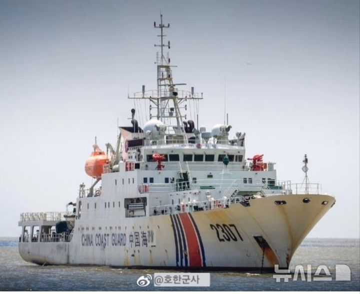 [제주=뉴시스] 13일 오후 제주 서귀포시 약 563㎞ 동중국해 해상에서 침수 사고를 당한 선원 8명이 중국해경에 의해 전원 구조됐다. 사진은 구조에 나선 중국 경비함정과 동일한 함정. (사진=제주지방해양경찰청 제공) 2025.05.13. photo@newsis.com