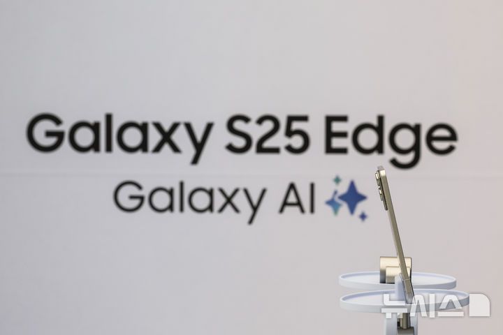 [서울=뉴시스] 정병혁 기자 = 13일 서울 서초구 삼성 강남에서 열린 삼성 갤럭시 S25 엣지 미디어 브리핑에서  삼성 갤럭시 S25 엣지가 공개되어 있다. 2025.05.13. jhope@newsis.com