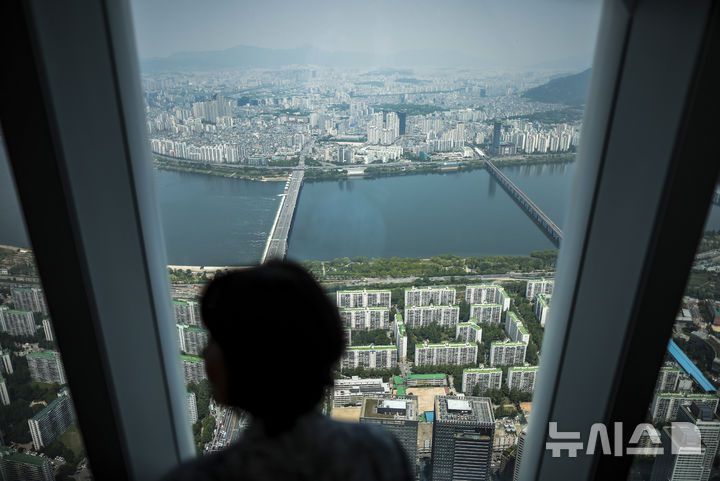 [서울=뉴시스] 정병혁 기자 = 사진은 13일 서울 송파구 롯데월드타워 전망대 서울스카이에서 바라본 서울시내 아파트. 2025.05.13. jhope@newsis.com