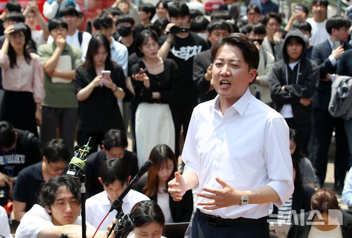 [대구=뉴시스] 이무열 기자 = 이준석 개혁신당 대선 후보가 지난 13일 대구 북구 경북대학교를 찾아 학생들과 점심 식사를 앞두고 복지관 앞에서 발언하고 있다. (공동취재) 2025.05.13. photo@newsis.com