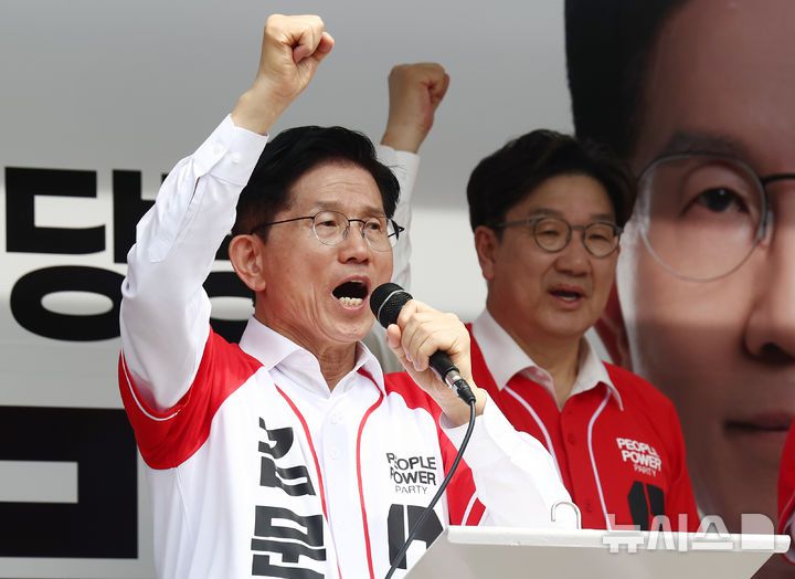 [울산=뉴시스] 고승민 기자 = 김문수 국민의힘 대선 후보가 13일 울산 남구 신정시장 앞 도로에서 유세를 하고 있다. (공동취재) 2025.05.13. photo@newsis.com