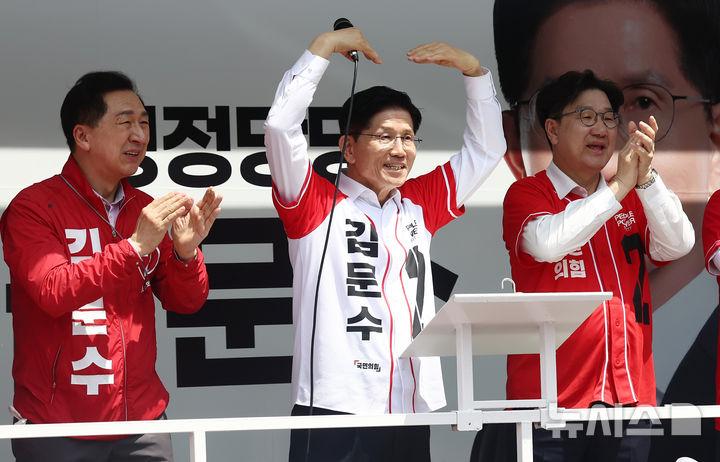 [울산=뉴시스] 고승민 기자 = 김문수 국민의힘 대선 후보가 13일 울산 남구 신정시장 앞 도로에서 유세를 하고 있다. (공동취재) 2025.05.13. photo@newsis.com