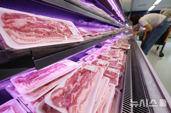 [서울=뉴시스] 김진아 기자 = 사진은 13일 서울 시내의 한 대형마트에 진열된 돼지고기. 2025.05.13. bluesoda@newsis.com