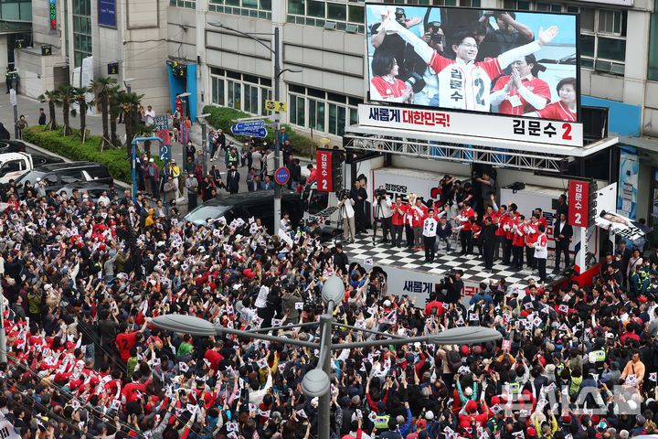 [부산=뉴시스] 고승민 기자 = 김문수 국민의힘 대선 후보가 13일 부산 자갈치시장을 찾아 유세를 하고 있다. (공동취재) 2025.05.13. photo@newsis.com