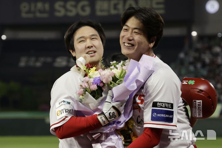 [인천=뉴시스] 최동준 기자 = 13일 인천SSG 랜더스필드에서 열린 2025 KBO리그 NC 다이노스와 SSG 랜더스의 경기, 6회말 2사 1루 상황 SSG 최정이 500호 홈런을 친 뒤 김광현과 포옹하고 있다. 2025.05.13. photocdj@newsis.com