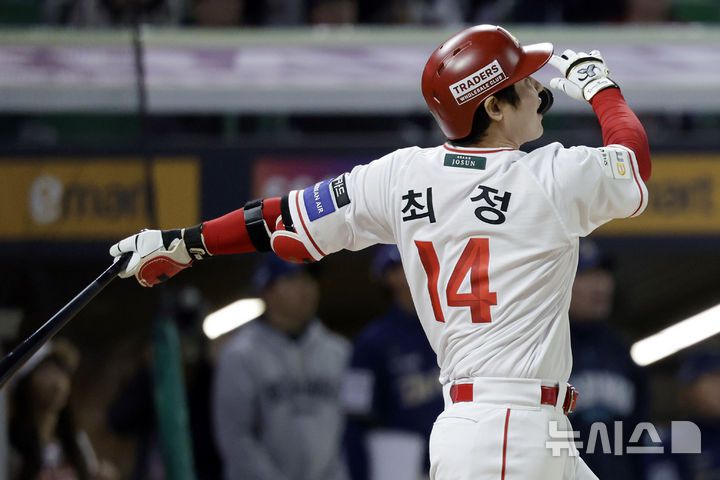 [인천=뉴시스] 최동준 기자 = 13일 인천SSG 랜더스필드에서 열린 2025 KBO리그 NC 다이노스와 SSG 랜더스의 경기, 6회말 2사 1루 상황 SSG 최정이 500호 홈런을 치고 있다. 2025.05.13. photocdj@newsis.com