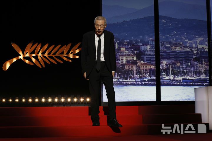 [칸=AP/뉴시스] 홍상수 감독이 13일(현지 시간) 프랑스 남부 칸에서 열린 제78회 칸 국제영화제 개막식에 참석하고 있다. 홍 감독은 올해 칸국제영화제 경쟁 부문 심사위원을 맡았다. 2025.05.14.