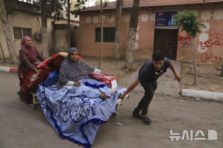 [칸유니스=AP/뉴시스] 13일(현지 시간) 이스라엘군의 공습을 받은 가자지구 칸유니스의 유럽 병원에서 팔레스타인 주민들이 환자를 대피시키고 있다. 2025.05.14.