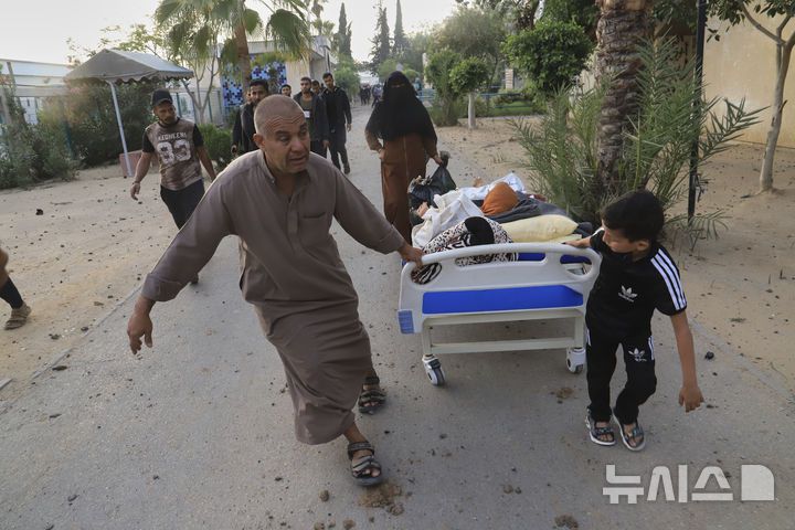 [칸유니스=AP/뉴시스]13일(현지시각) 이스라엘군의 공습을 받은 가자지구 칸유니스의 유럽 병원에서 팔레스타인 주민들이 환자를 대피시키고 있다. 이스라엘군의 공습으로 어린이 22명을 포함해 48명이 사망했다고 가자지구 병원들이 `3일 밝혔다. 2025.05.14.