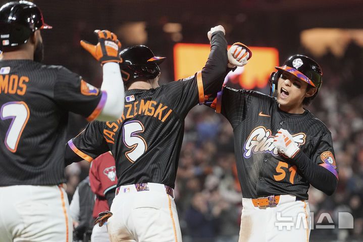 [샌프란시스코=AP/뉴시스] 샌프란시스코 자이언츠의 이정후(오른쪽)가 13일(현지 시간) 미 캘리포니아주 샌프란시스코의 오라클 파크에서 열린 2025 메이저리그 애리조나 다이아몬드백스와의 경기 8회 말 3점 홈런(시즌 5호)을 친 뒤 홈에 들어와 동료들과 환호하고 있다. 이정후는 5타수 2안타(1홈런) 3타점 1득점 1볼넷으로 활약했고 팀은 10-6으로 승리했다. 2025.05.14.