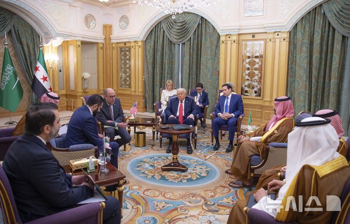 [리야드(사우디아라비아)=AP/뉴시스]도널드 트럼프 미 대통령(가운데)과 마코 루비오 국무장관(오른쪽 3번째)이 14일 리야드에서 아흐마드 알-샤라 시리아 임시 대통령(왼쪽 2번째) 및 모하메드 빈 살만 사우디 왕세자(오른쪽 2번째)를 만나고 있다.