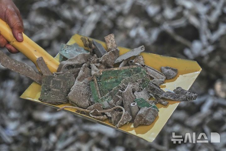 [방콕=AP/뉴시스]14일 태국 공무원들이 방콕 항구에서 압수한 미국발 불법 수입 전자 폐기물을 보여주는 모습. 2025.5.15