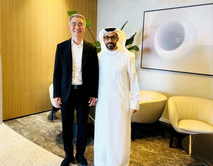 [서울=뉴시스] 넥써쓰는 장현국 대표(왼쪽)가 14일 아랍에미리트(UAE) 두바이 DMCC를 방문해 게임·블록체인 글로벌 확장을 위한 전략적 협력 방안을 논의했다고 밝혔다. 장 대표와 아흐메드 DMCC 회장이 만난 모습 (사진=넥써쓰 제공) *재판매 및 DB 금지
