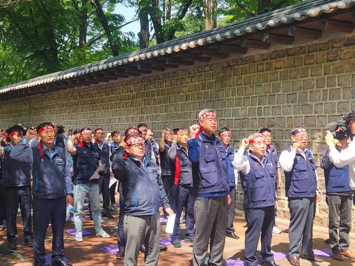 [서울=뉴시스] 고가혜 기자= 서울시 버스노조 각 지부가 14일 오전 서울시청 서소문별관 덕수궁 쪽 인도에서 서울시 규탄 결의대회를 진행하고 있다. 2025.05.14 gahye_k@newsis.com *재판매 및 DB 금지