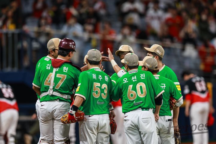 [서울=뉴시스] 프로야구 키움 히어로즈 선수단이 지난 7일 13일 서울 고척스카이돔에서 열린 2025 신한 쏠뱅크 KBO리그 KIA 타이거즈와의 경기에서 승리를 거둔 뒤 세리머니를 펼치고 있다. (사진=키움 히어로즈 제공) 2025.05.07. *재판매 및 DB 금지