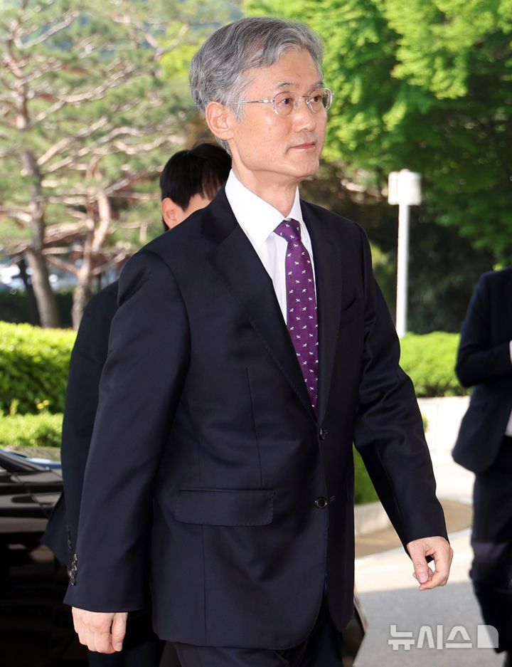 [서울=뉴시스] 추상철 기자 = 조희대 대법원장이 14일 오전 서울 서초구 대법원으로 출근하고 있다. 이날 조희대 대법원장과 대법관 등은  국회 법제사법위원회의 '조희대 대법원장 등 사법부의 대선개입 의혹 진상규명 청문회'에 증인으로 채택 됐으나 불출석 사유서를 제출했다. 2025.05.14. scchoo@newsis.com