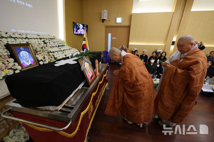 [용인=뉴시스] 김종택 기자 = 일본군 위안부 피해자 고(故) 이옥선 할머니의 발인식이 14일 경기 용인시 쉴낙원 경기장례식장에서 엄수되고 있다. 나눔의 집에서 거주하던 이 할머니는 지난 11일 향년 97세로 별세했다. 정부에 등록된 일본군 위안부 피해자 240명 중 생존자는 6명만 남았다. (공동취재) 2025.05.14. photo@newsis.com