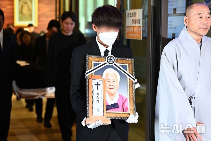 [용인=뉴시스] 김종택 기자 = 일본군 위안부 피해자 고(故) 이옥선 할머니의 발인식이 14일 경기 용인시 쉴낙원 경기장례식장에서 엄수되고 있다. 나눔의 집에서 거주하던 이 할머니는 지난 11일 향년 97세로 별세했다. 정부에 등록된 일본군 위안부 피해자 240명 중 생존자는 6명만 남았다. 2025.05.14. jtk@newsis.com
