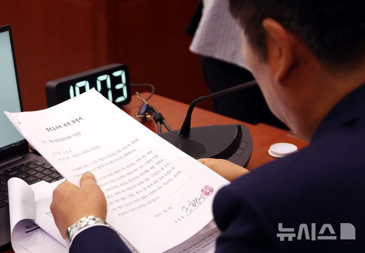 [서울=뉴시스] 조성봉 기자 = 정청래 국회 법사위원장이 14일 오전 서울 여의도 국회 법제사법위원회에서 열린 조희대 대법원장 등 사법부의 대선개입 의혹 진상규명 청문회에서 조희대 대법원장 등 대법관들의 불출석 사유서를 읽고 있다. 2025.05.14. suncho21@newsis.com