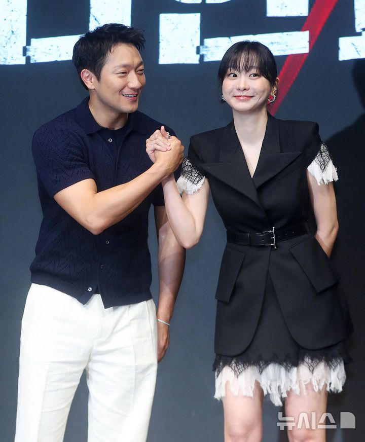 [서울=뉴시스] 김혜진 기자 = 배우 손석구(왼쪽), 김다미가 14일 오전 서울 종로구 JW메리어트 동대문에서 열린 디즈니+ 오리지널 시리즈 '나인 퍼즐' 제작발표회에서 포즈를 취하고 있다. 2025.05.14. jini@newsis.com