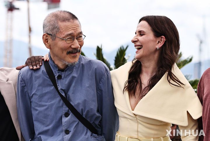 [칸=신화/뉴시스] 홍상수(왼쪽) 감독이 심사위원장인 쥘리에트 비노슈와 함께 13일(현지 시간) 프랑스 남부 칸에서 열린 제78회 칸 국제영화제 포토콜 행사에 참석하고 있다. 홍 감독은 심사위원으로 이 자리에 함께했다. 2025.05.14.