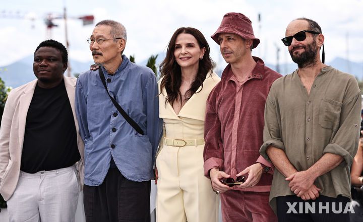 [칸=신화/뉴시스] 홍상수(왼쪽 두 번째) 감독이 심사위원장인 쥘리에트 비노슈 등과 함께 13일(현지 시간) 프랑스 남부 칸에서 열린 제78회 칸 국제영화제 포토콜 행사에 참석하고 있다. 홍 감독은 심사위원으로 이 자리에 함께했다. 2025.05.14.