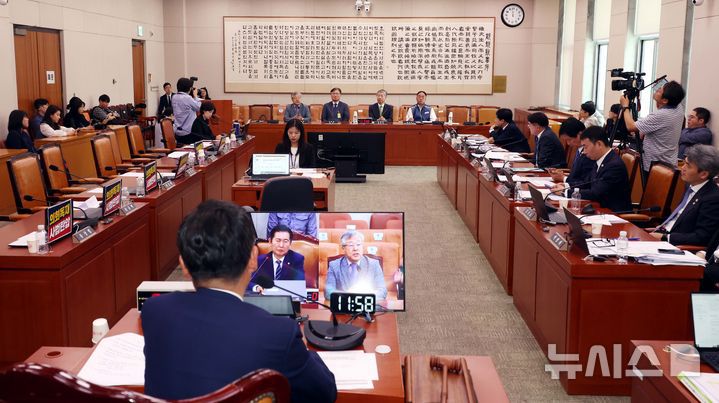 [서울=뉴시스] 조성봉 기자 = 14일 오전 서울 여의도 국회 법제사법위원회에서 조희대 대법원장 등 사법부의 대선개입 의혹 진상규명 청문회가 열리고 있는 가운데 국민의힘 의원들의 빈자리가 눈에 띄고 있다. 2025.05.14. suncho21@newsis.com