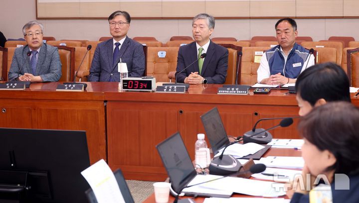 [서울=뉴시스] 조성봉 기자 = 서보학 경희대학교 법학전문대학원 교수가 14일 오전 서울 여의도 국회 법제사법위원회에서 열린 조희대 대법원장 등 사법부의 대선개입 의혹 진상규명 청문회에서 의원의 질의에 답변하고 있다. 왼쪽부터 서 교수, 이준일 고려대학교 법학전문대학원 교수, 서석호 변호사, 이성민 전국공무원노조 법원본부장. 2025.05.14. suncho21@newsis.com