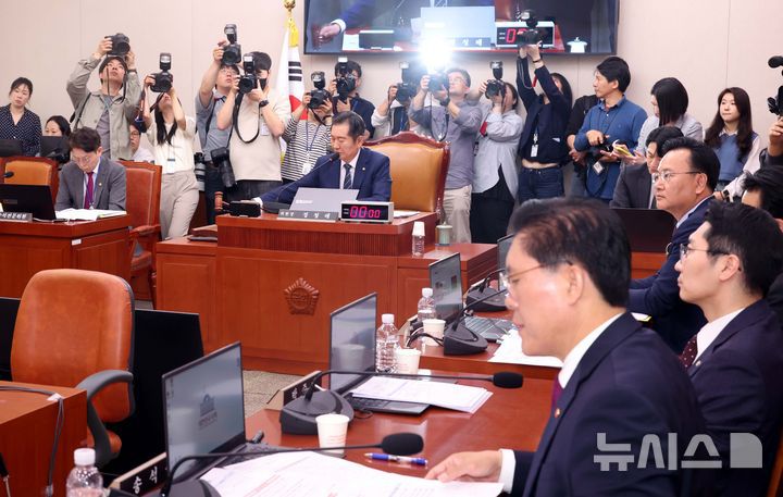 [서울=뉴시스] 조성봉 기자 = 정청래 국회 법사위원장이 14일 오전 서울 여의도 국회에서 열린 법제사법위원회 전체회의에서 의사봉을 두드리고 있다. 입 의혹 진상규명 청문회에서 의원의 질의에 답변하고 있다. 2025.05.14. suncho21@newsis.com