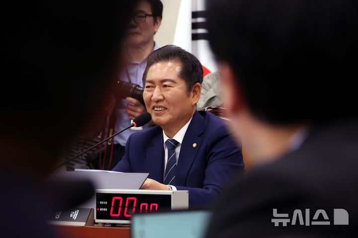 [서울=뉴시스] 조성봉 기자 = 정청래 국회 법사위원장이 14일 오전 서울 여의도 국회에서 열린 법제사법위원회 전체회의에서 곽규택 국민의힘 의원의 발언을 들으며 미소짓고 있다. 2025.05.14. suncho21@newsis.com