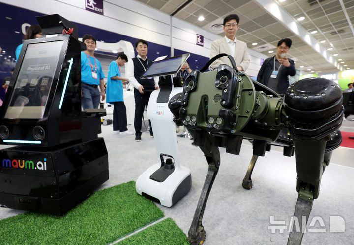 [서울=뉴시스] 김진아 기자 = 14일 서울 강남구 코엑스에서 열린 2025 국제인공지능대전에서 마음 AI 부스에서 관계자가 다양한 AI 로봇을 소개하고 있다. 이번 전시는 국내 AI 생태계 조성과 인공지능 산업의 발전과 활성화를 위해 열렸으며, AI 기술 트렌드를 만나볼 수 있다. 2025.05.14. bluesoda@newsis.com