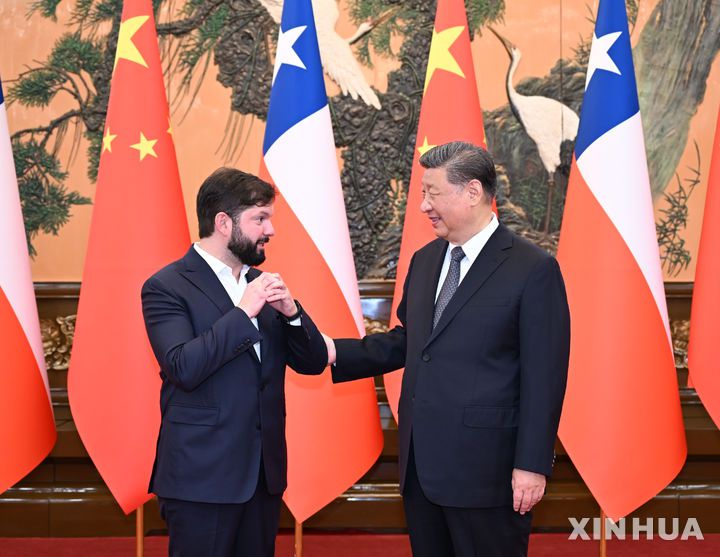 [베이징=신화/뉴시스] 시진핑 중국 국가주석이 14일 중국 베이징 인민대회당에서 가브리엘 보리치 칠레 대통령과 회담을 위해 만남을 갖고 있다. 2025.05.14