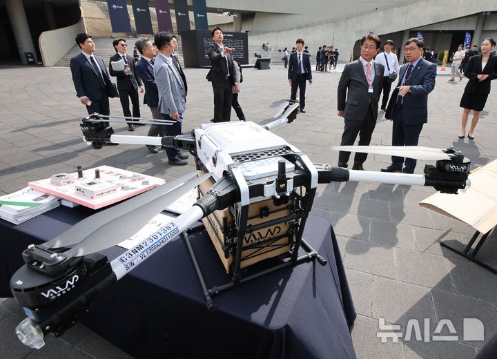[서울=뉴시스] 김금보 기자 = 박상우 국토교통부 장관이 14일 서울 강서구 코엑스마곡에서 열린 '드론산업 얼라이언스 창립총회'에서 국산 드론을 살펴보고 있다. 2025.05.14. kgb@newsis.com